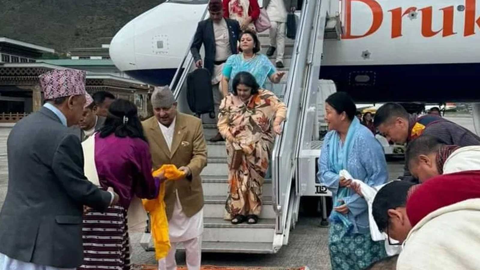 पूर्वराजा ज्ञानेन्द्र शाह परिवारसहित किन पुगे भुटान ?
