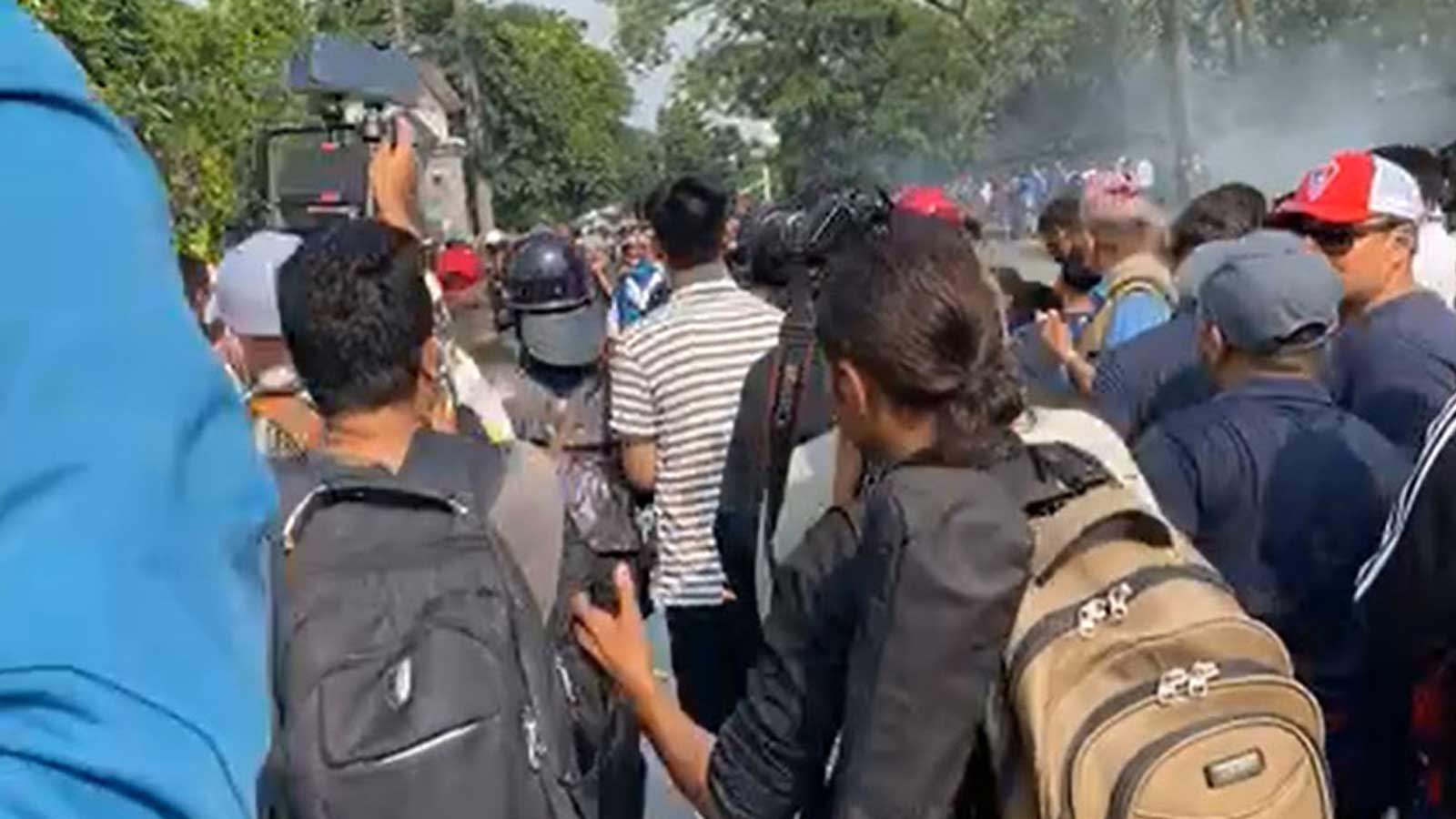 रास्वपा कार्यकर्ताको प्रदर्शन अनियन्त्रित भएपछि प्रहरी हान्यो अश्रुग्यास