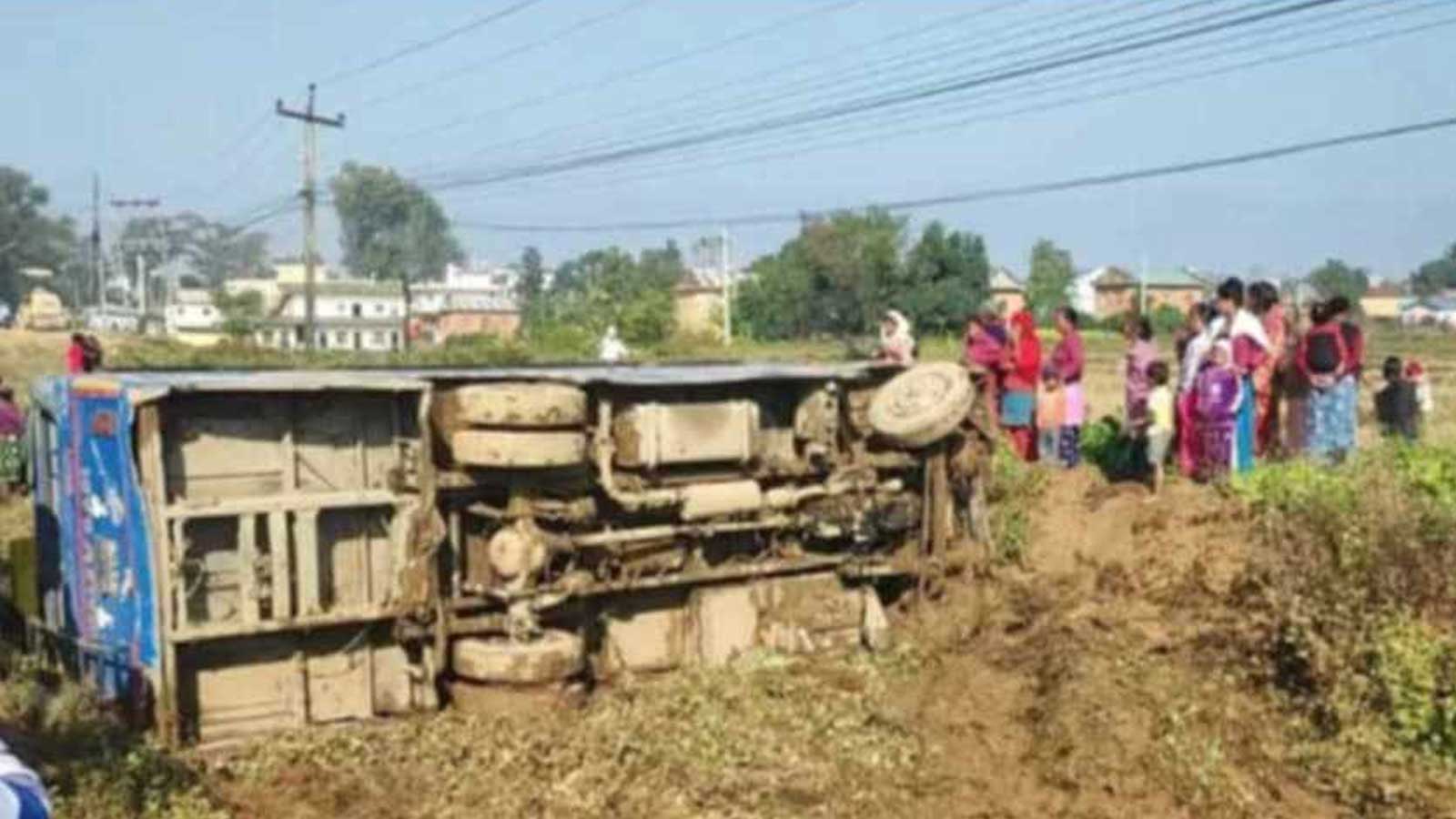 तुलसीपुर जाँदै गरेको बस विजौरीमा दुर्घटना, घाईते २१ मध्ये ३ जना गम्भिर