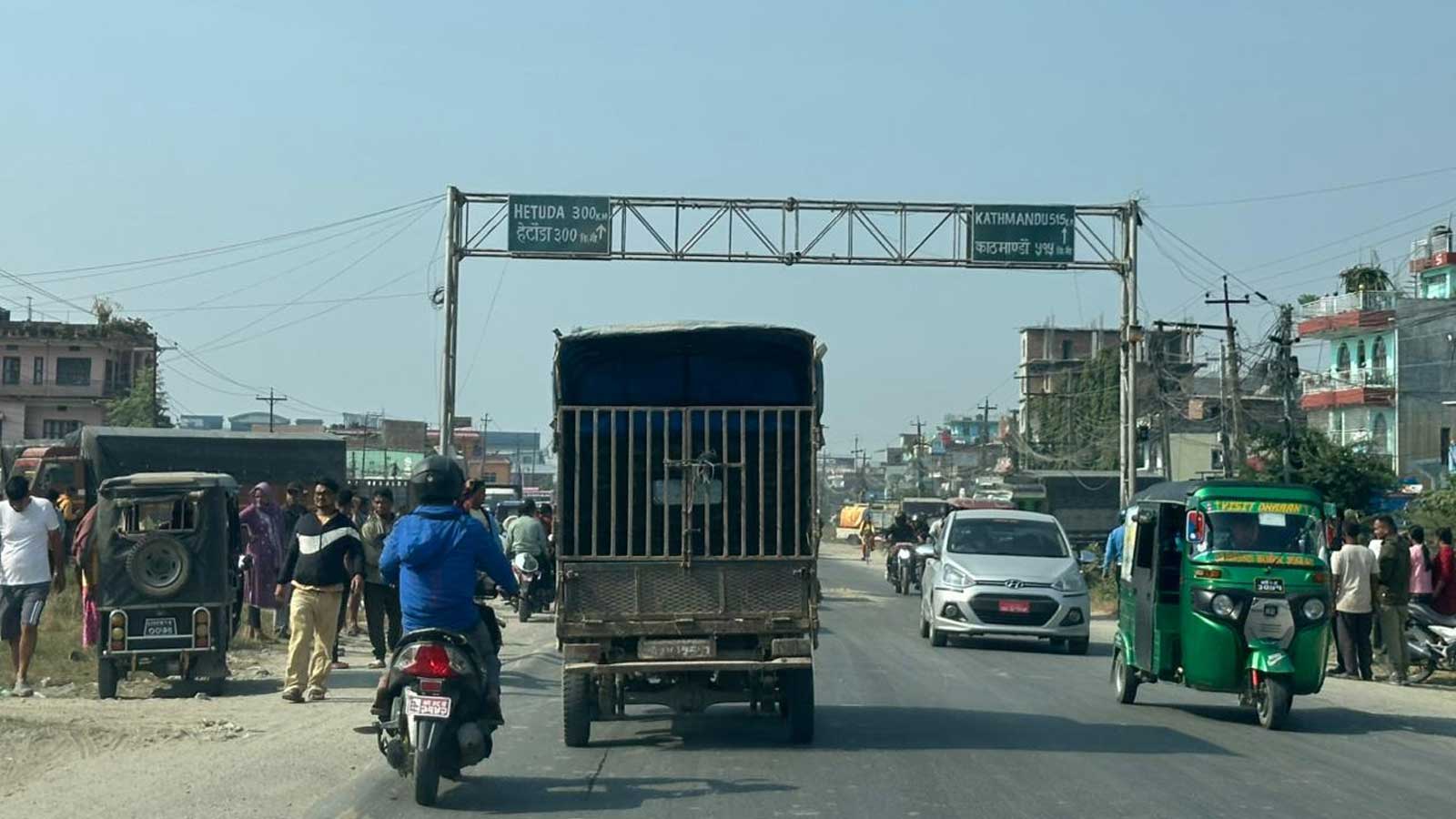 टिपर र म्याजिकको अस्वस्थ प्रतिस्पर्धामा मोटरसाईकल च्यापिएर ३२ वर्षका दम्पत्तिको मृत्यु
