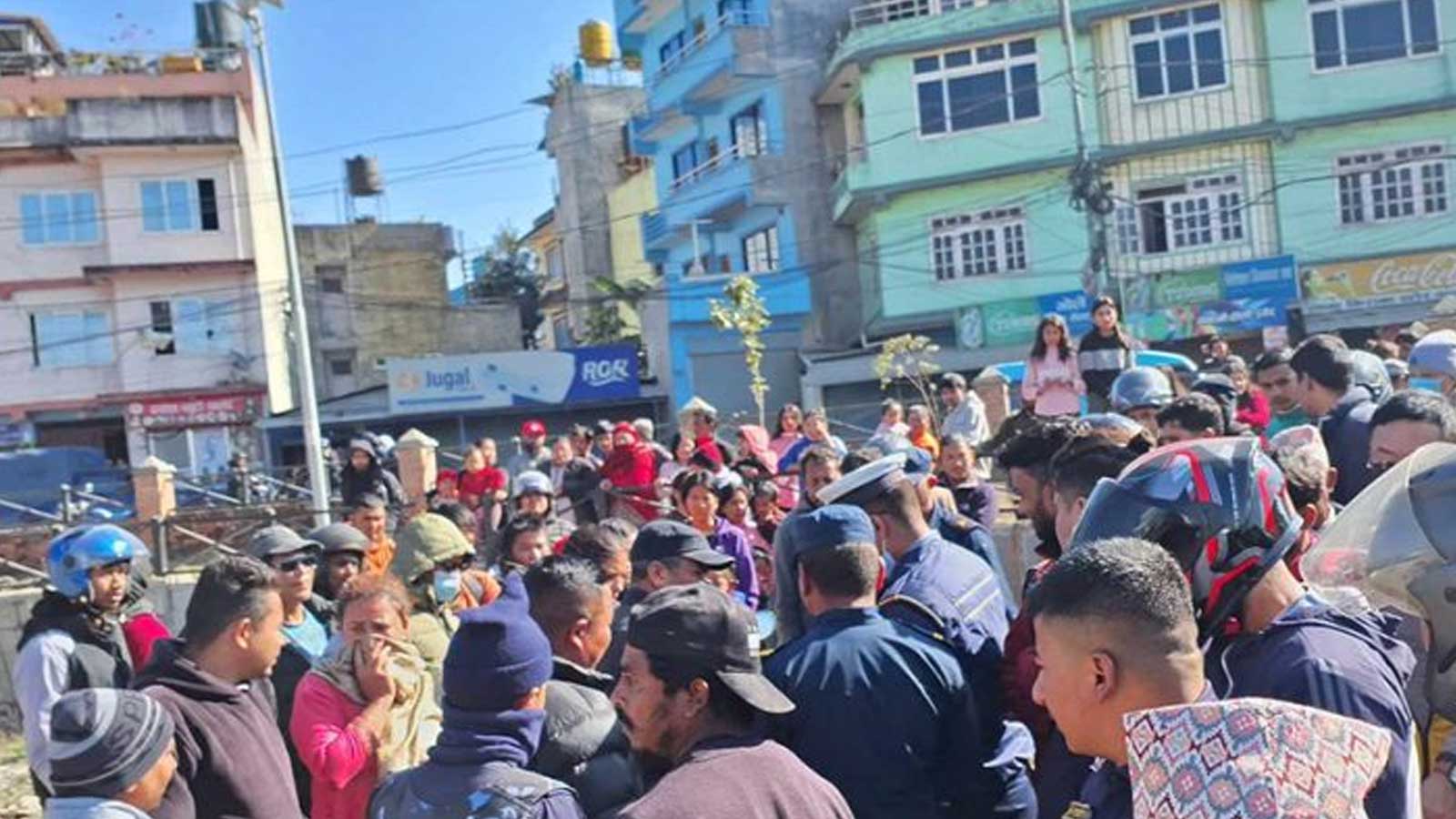 कागेश्वरीमा स्कुटर चढेर आएकी महिलाले आफ्नै शरीरमा लगाईन आगो