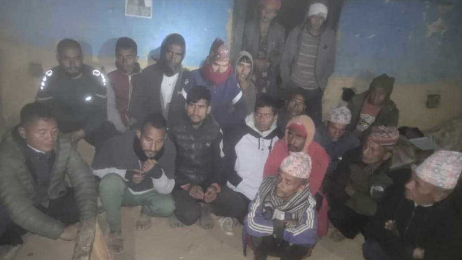 मतदातालाई पैसा बाँड्दै गर्दा माओवादीका वडाध्यक्षसहित १९ जना पक्राउ