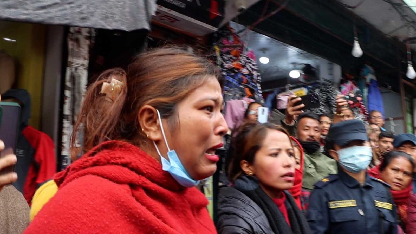 सहकारी पीडितका नाममा रास्वपाका कार्यकर्ताद्वारा गगन थापामाथि पोखरामा हुलहुज्जत, हात हालाहाल