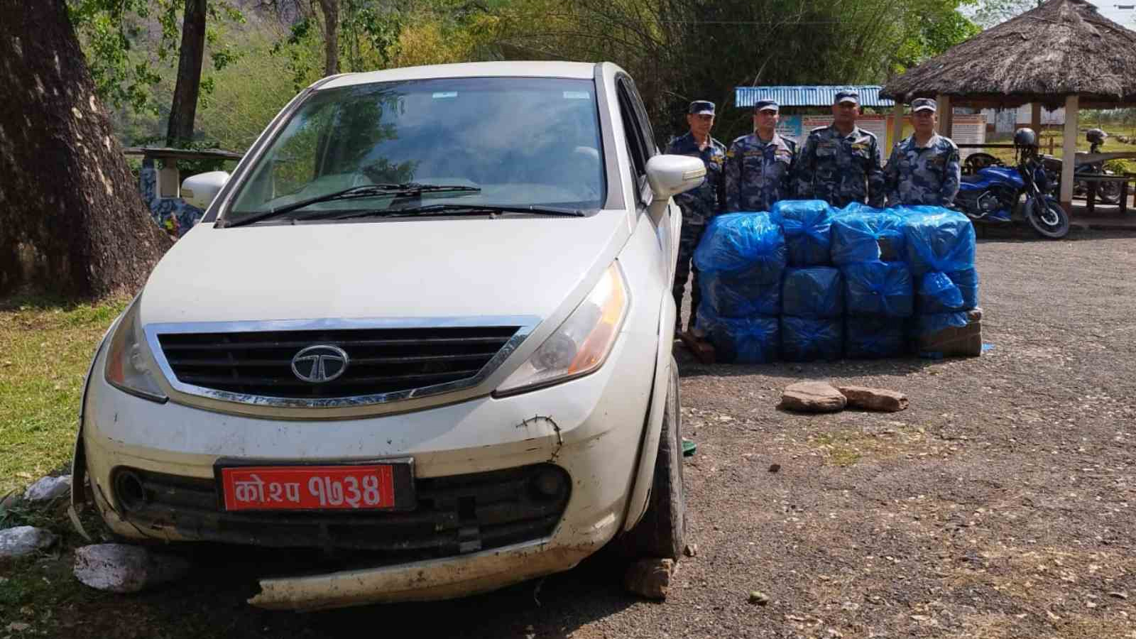 प्रहरीको चेकप्वाईण्टबाट भागेको कार दुर्घटना, कारबाट ४ सय किलो गाँजा बरामद