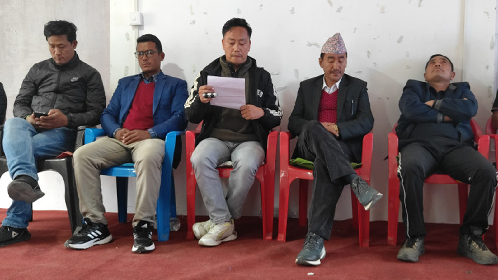 ताप्लेजुङमा एमाले कार्यकर्ताबीच कुर्षी हानाहान, दुई समुहको भिडन्त