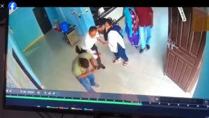 झापामा दुई सरकारी कर्मचारीको कुटाकुटले अरुलाई रमिता, भीडीओ भाईरल