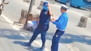 ट्राफिक इन्स्पेक्टरले बीच सडकमै हाने जनपद प्रहरीका सहायक हवल्दारलाई चड्कन