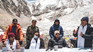सगरमाथा बेसक्याम्पमा जीबी राईको चर्चा, गृहमन्त्री र पर्वतारोहीको घोचपेच