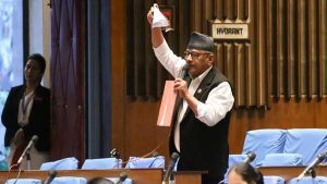 सांसद अमरबहादुर थापाद्वारा संसदमा बजेट पुस्तिका च्यात्दै कडा विरोध, रास्वपा र राप्रपाको नाराबाजी