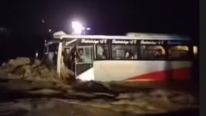 विनयी खोलामा बस फस्यो, २४ यात्रुको सकुशल उद्धार