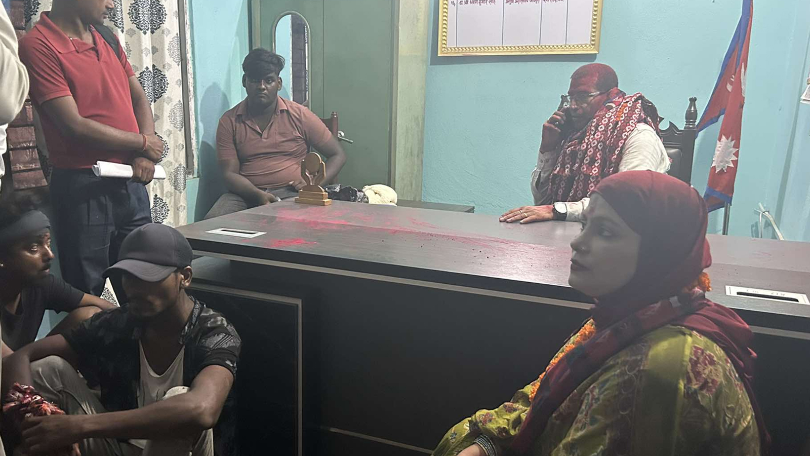 राजविराज नगरपालिकाकी कावा मेयर ४ घण्टादेखि कार्यालयमा थुनिईनः कार्यालयमा तोडफोड, लेखापात दासमाथि कुटपिट