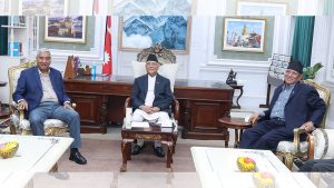 सिंहदरबारमा तीन दलका नेताको भेटः प्रचण्डलाई फकाउन कुर्सी कूटनीति, सध्रेला सम्बन्ध ?
