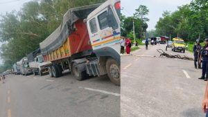 रौतहटमा गाडीको ठक्करबाट एक जनाको मृत्यु, स्थानीयद्वारा राजमार्ग अवरुद्ध