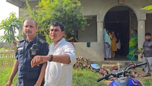 सिरहामा परस्त्रीसँग रंगेहात पक्राउ परेका कर्मचारीको कोठाबाट मालपोतका सरकारी कागजात बरामद