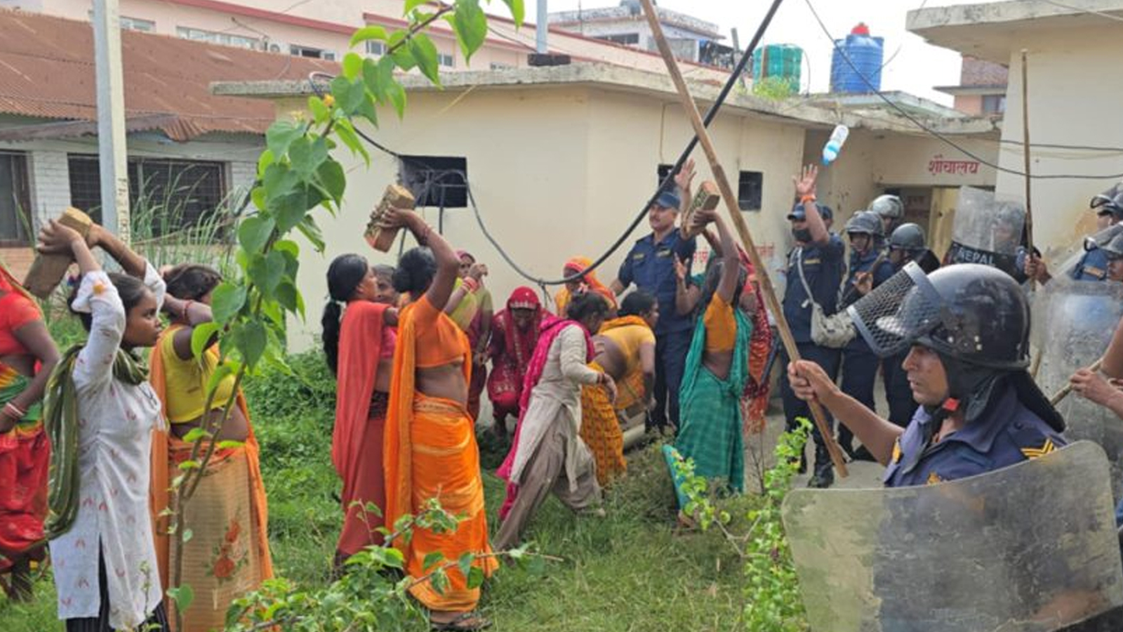 सिरहा अस्पतालमा सुई लगाएपछि बालकको मृत्यु, अस्पतालमा तोडफोड र झडप, १० जना घाइते
