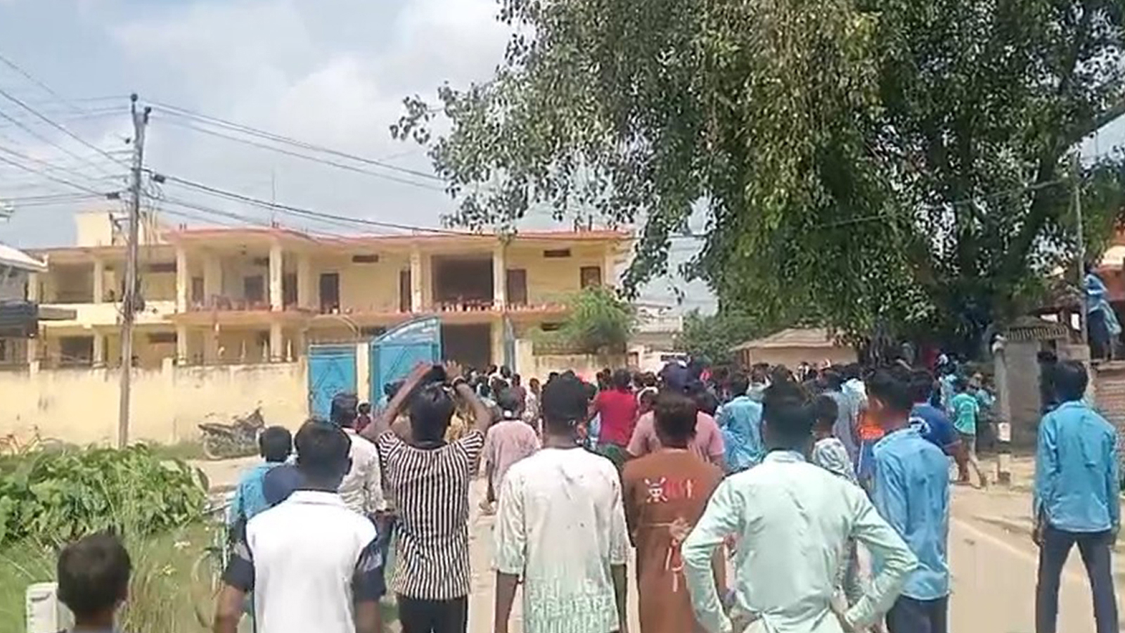 ‘ह्याप्पी बर्थडे मेरी जान’ भन्दै छात्रालाई म्यासेज पठाएपछि शिक्षकको रामधुलाई, विद्यालयमा तोडफोड र अश्रुग्यास