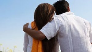 विवाहको २५ वर्षपछि ४ सन्तान र श्रीमानलाई छोडेर २५ वर्षीय भतिजासँग प्रेमपछि विवाह, पञ्चायतले पनि छुट्याउन सकेन