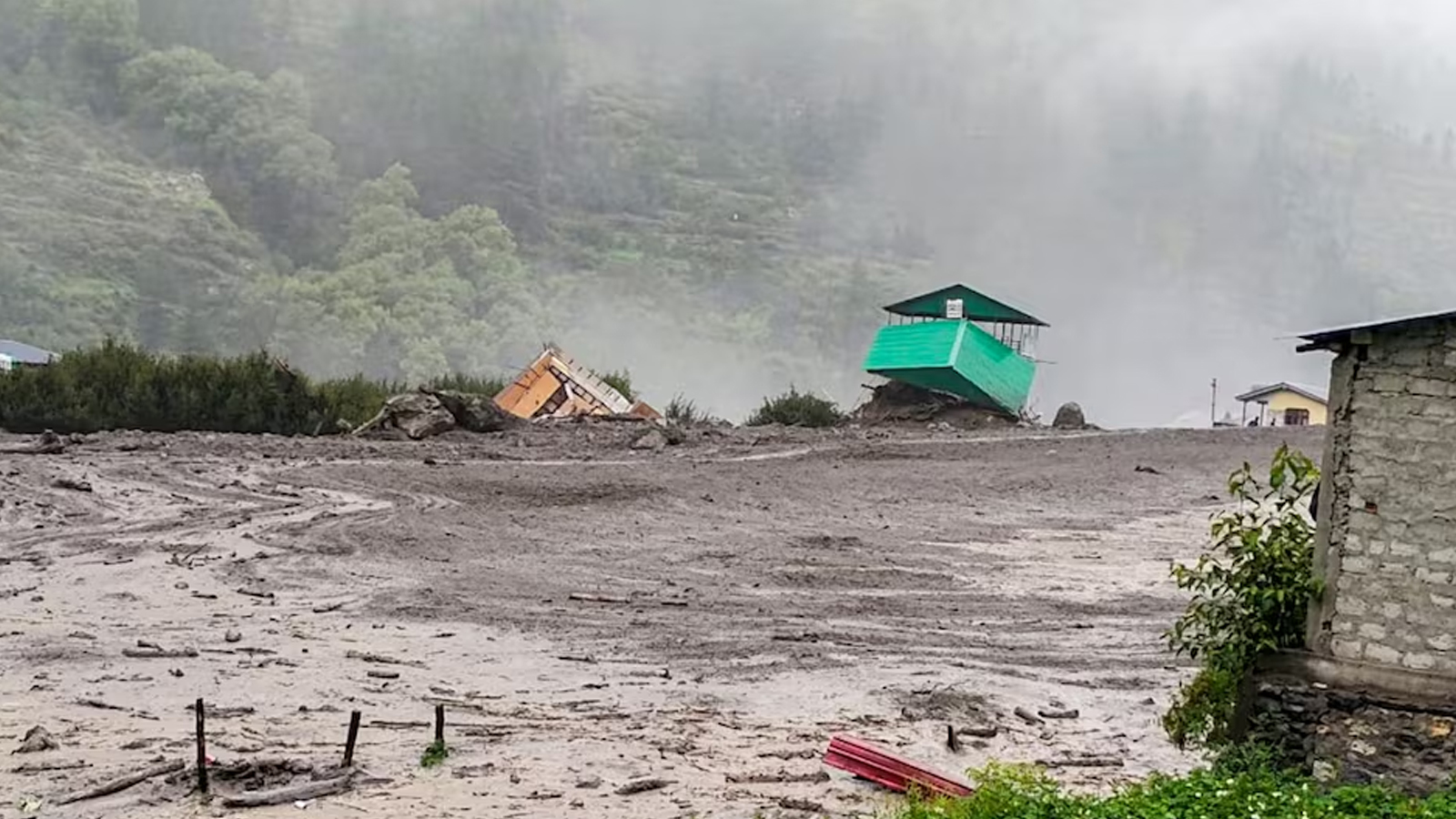 उत्तराखण्डको उत्तरकाशीमा भीषण बाढीः ५० सर्वसाधारण र १० सैनिक बेपत्ता, ४ को मृत्यु
