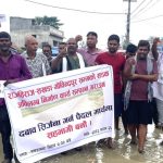 राजविराज–छिन्नमस्ता–गोविन्दपुर सडक निर्माण अलपत्रः ठेकेदार र सरकार खोज्दै मैनवत्ती बालेर पूर्वमन्त्रीको पदयात्रा