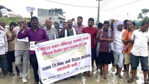 राजविराज–छिन्नमस्ता–गोविन्दपुर सडक निर्माण अलपत्रः ठेकेदार र सरकार खोज्दै मैनवत्ती बालेर पूर्वमन्त्रीको पदयात्रा