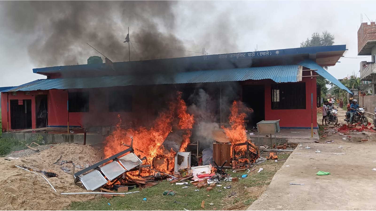 सप्तरीमा एमाले कार्यालयमा आगजनी, फत्तेपुर बजार बन्द