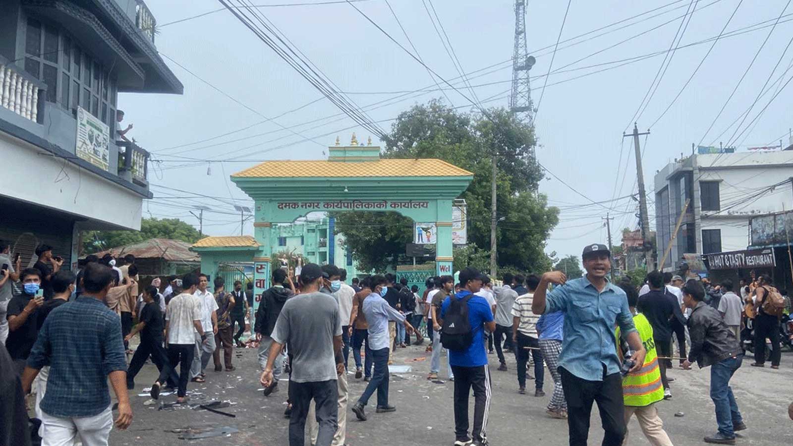 जेन–जी आन्दोलनले ओली गृहनगर उथलपुथलः नगरपालिका कब्जा र आगजनी, गोली लागेर १ जना घाईते