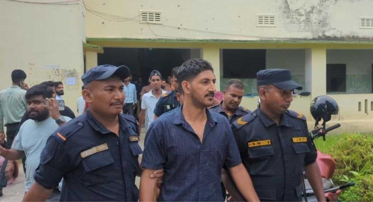 बुबालाई स्नातकोत्तर पास गराउन प्रवेशपत्रमा आफ्नै फोटो टाँसी परीक्षा दिँदै गरेका कांग्रेस नेताका छोरा पक्राउ