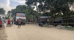 विजुलीको तारमा टिपर अड्किँदा पोल ढल्यो, आधा दर्जन गाउँ अन्धकार