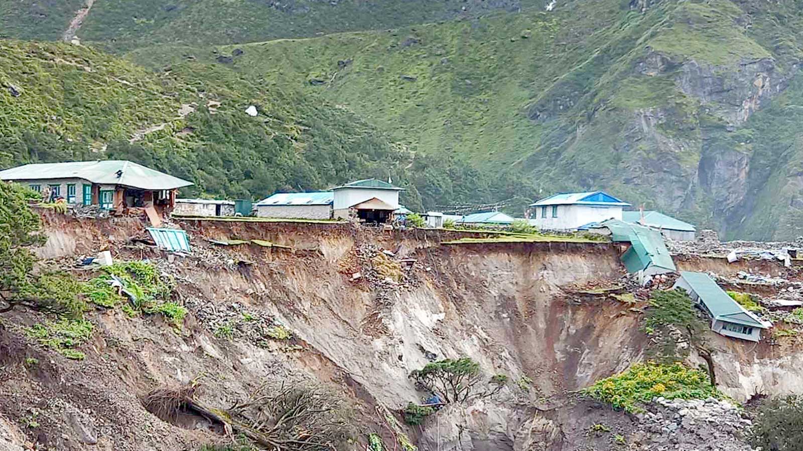 सोलुखुम्बुमा बाढीले पाँच घर बगायो, ६ घर आंशिक क्षति