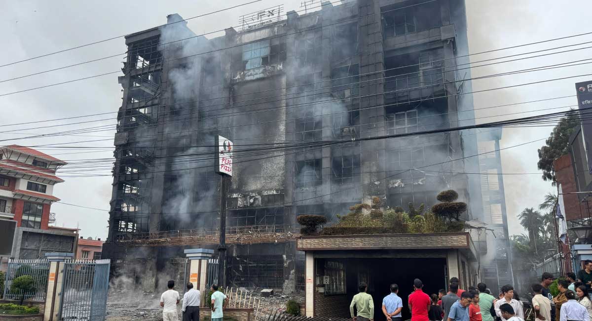 विराटनगर भाटभटेनीमा एटिएम फोड्न नसकेपछि आगजनी, पाँचतले स्टोर पूर्णरूपमा जलेर नष्ट