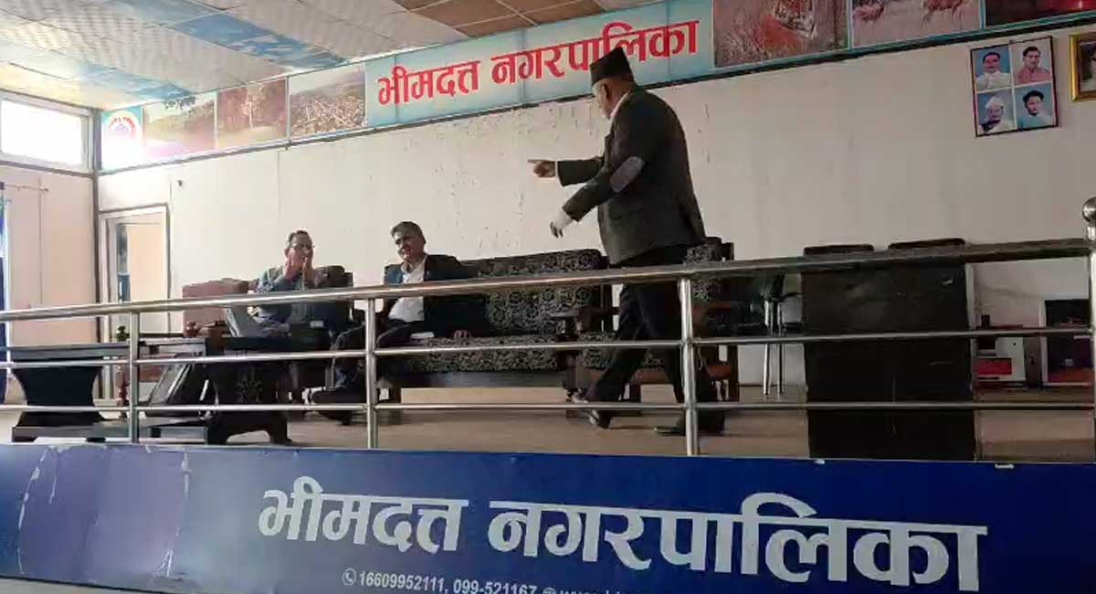 जाँचबुझ आयोगका सदस्यलाई सुदुरपश्चिमका पूर्वमुख्यमन्त्रीले ‘अपराधी’ भन्दै थर्काएर पठाए, कार्यक्रममा भाँडभैलो