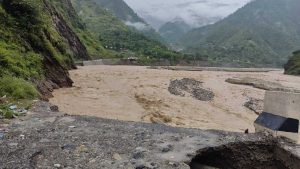 रोशी खोलाको बाढीले फेरि बगायो बीपी राजमार्गः चौकीडाँडा–नेपालथोक खण्डमा साढे चार किलोमिटर सडक गायव