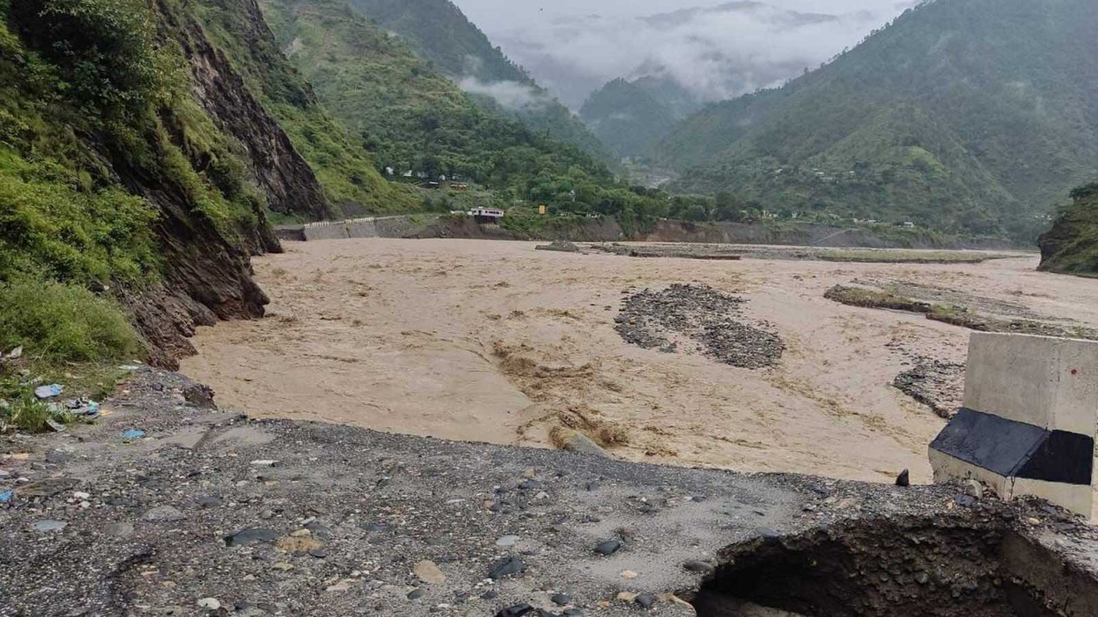 रोशी खोलाको बाढीले फेरि बगायो बीपी राजमार्गः चौकीडाँडा–नेपालथोक खण्डमा साढे चार किलोमिटर सडक गायव