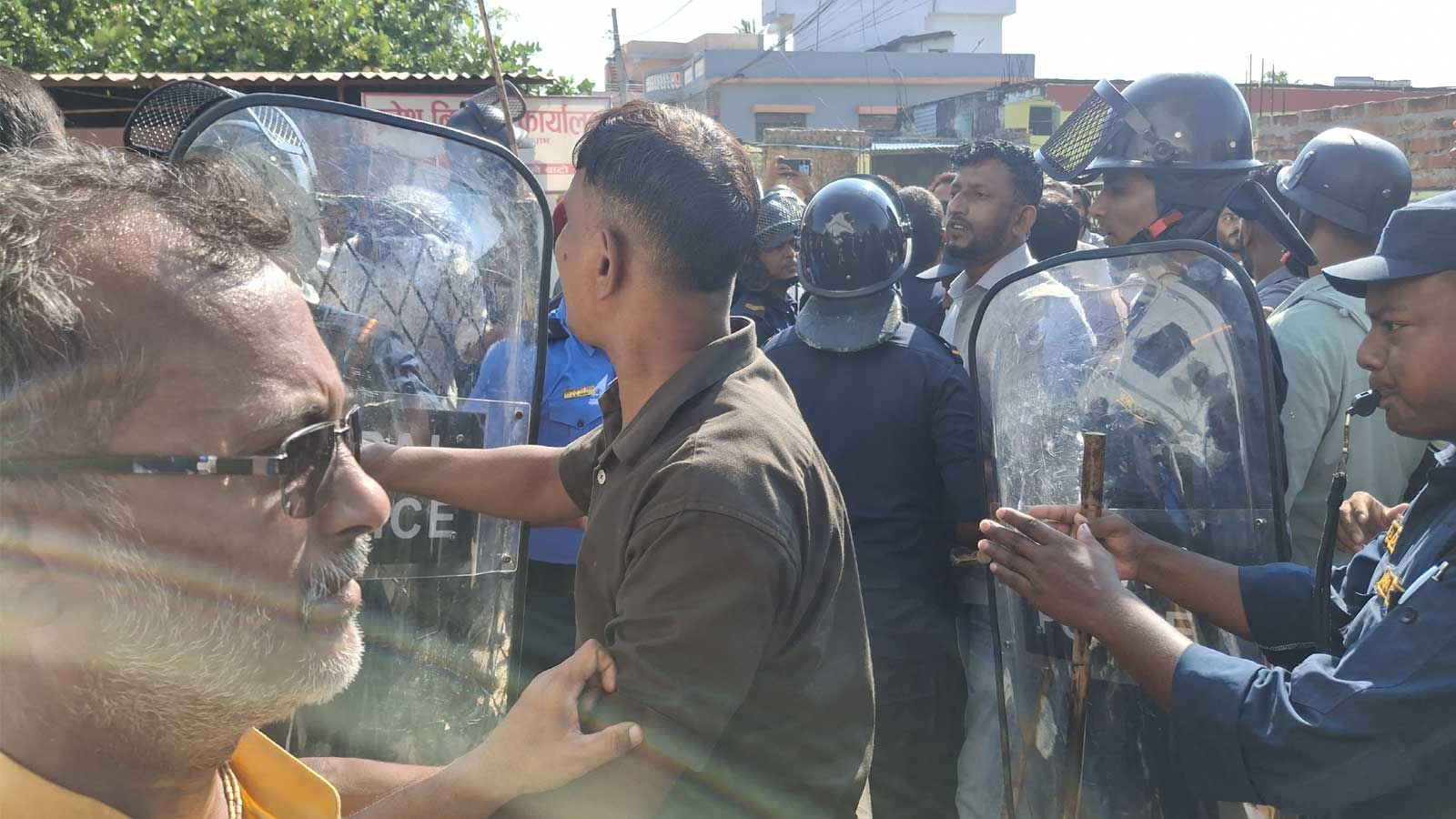 मधेशका कामचलाउ मुख्यमन्त्रीले पार्टी फुटाए, सनाखत गर्न जाँदा जनमत कार्यकर्तासँग झडप