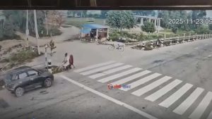 ढल्केवरमा कारले साईकलमा सवार दम्पतीलाई उडायोः पत्नीको घटनास्थलमै मृत्यु, श्रीमान गम्भीर