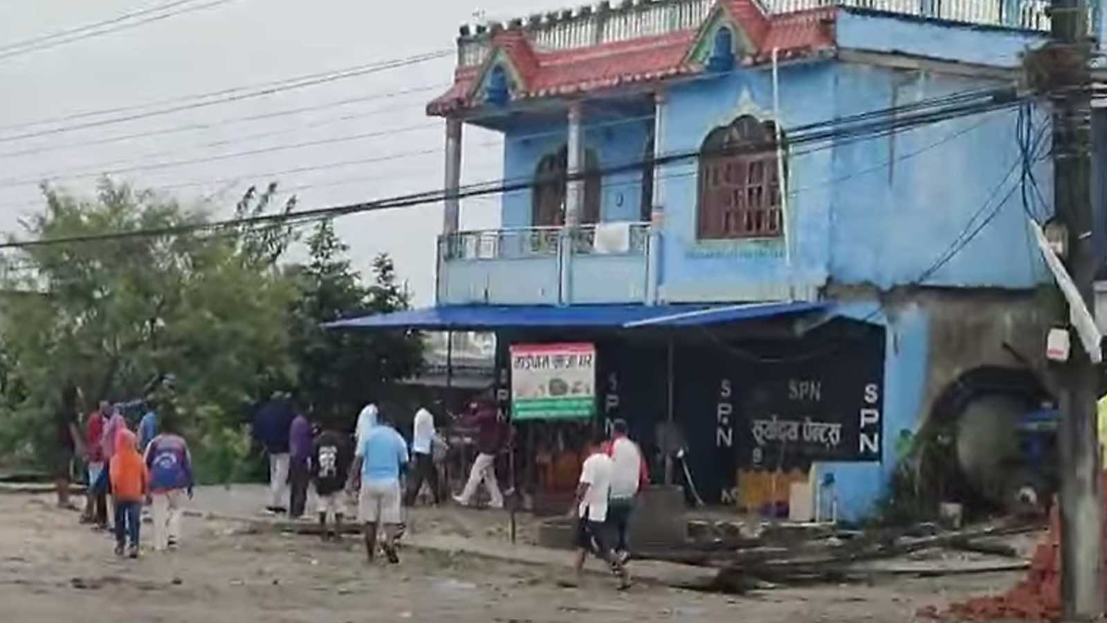 झापा हत्या प्रकरणः सरोज शर्माको योजनाबद्ध हत्या आरोपमा दुई पक्राउ, आरोपीको घरमा तोडफोड, आगजनी प्रयास असफल