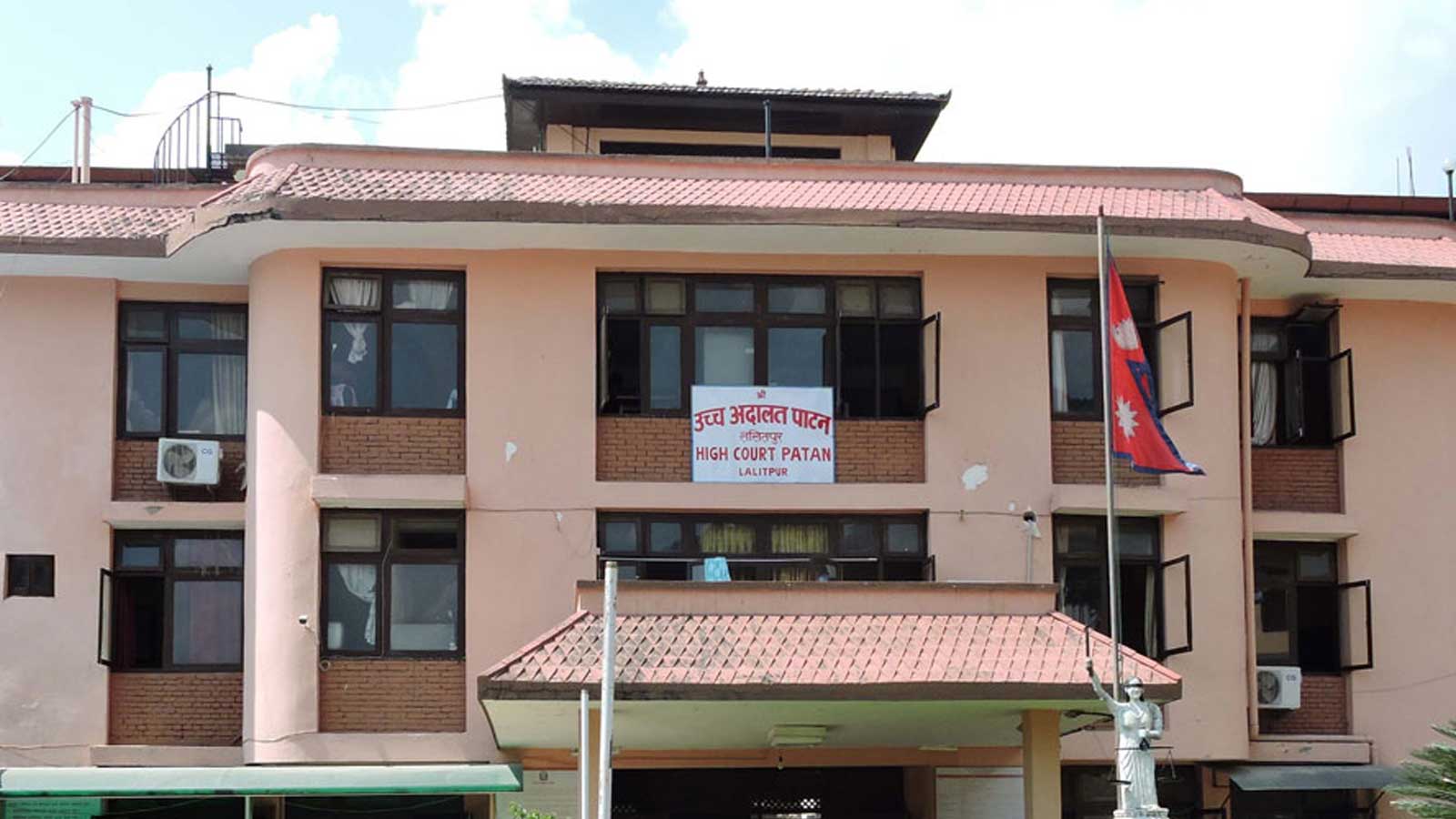 कोलेनीकाका अधिकृत मैनालीलाई जेल नभएपछि एक युवतीद्वारा अदालत परिसरमै विष सेवन