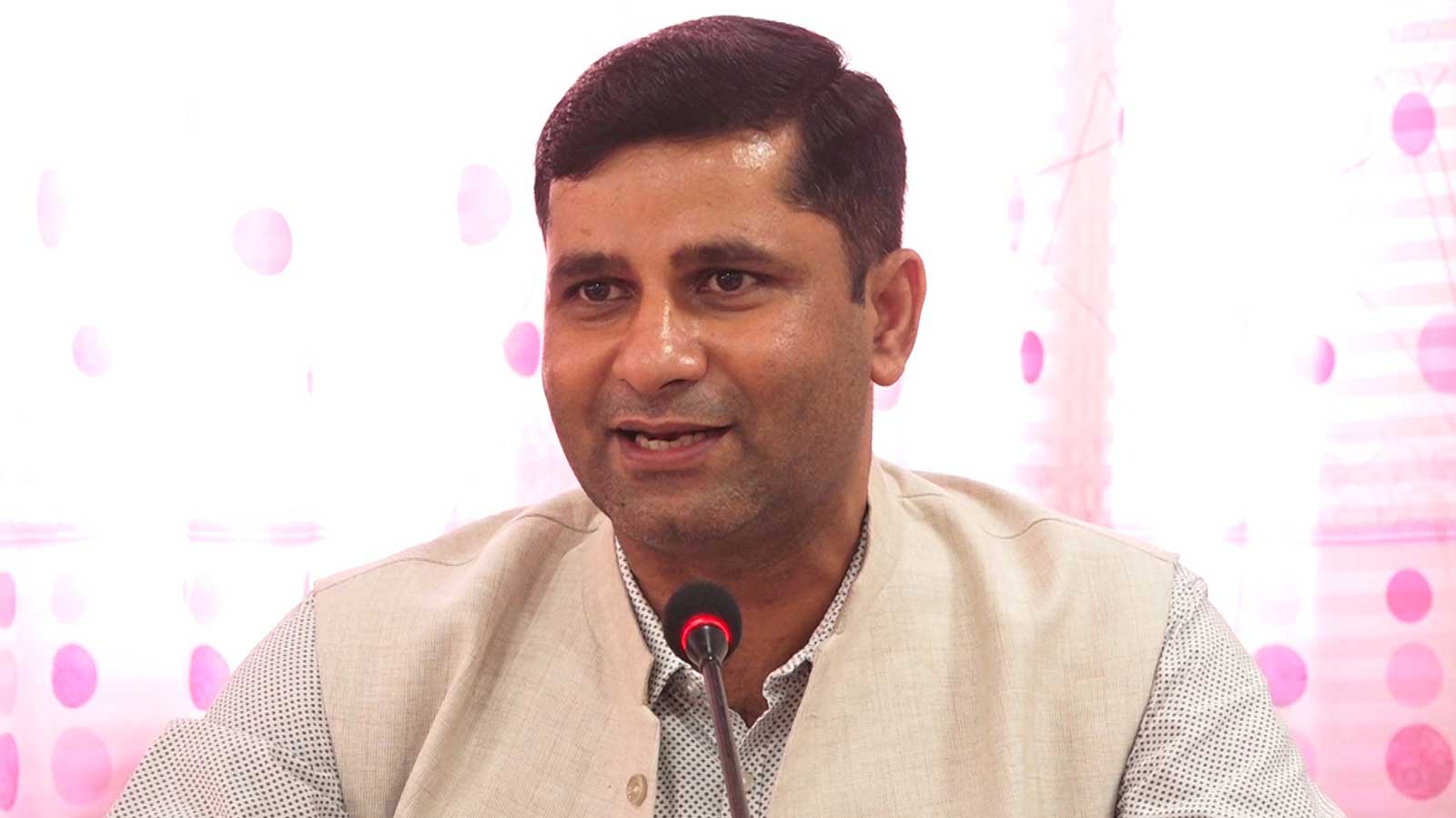 एमालेमा विवादित पात्रलाई टिकटै–टिकटः ‘चल्ला तस्कर’ आरोपित पूर्वमन्त्रीलाई ओलीको आशीर्वाद