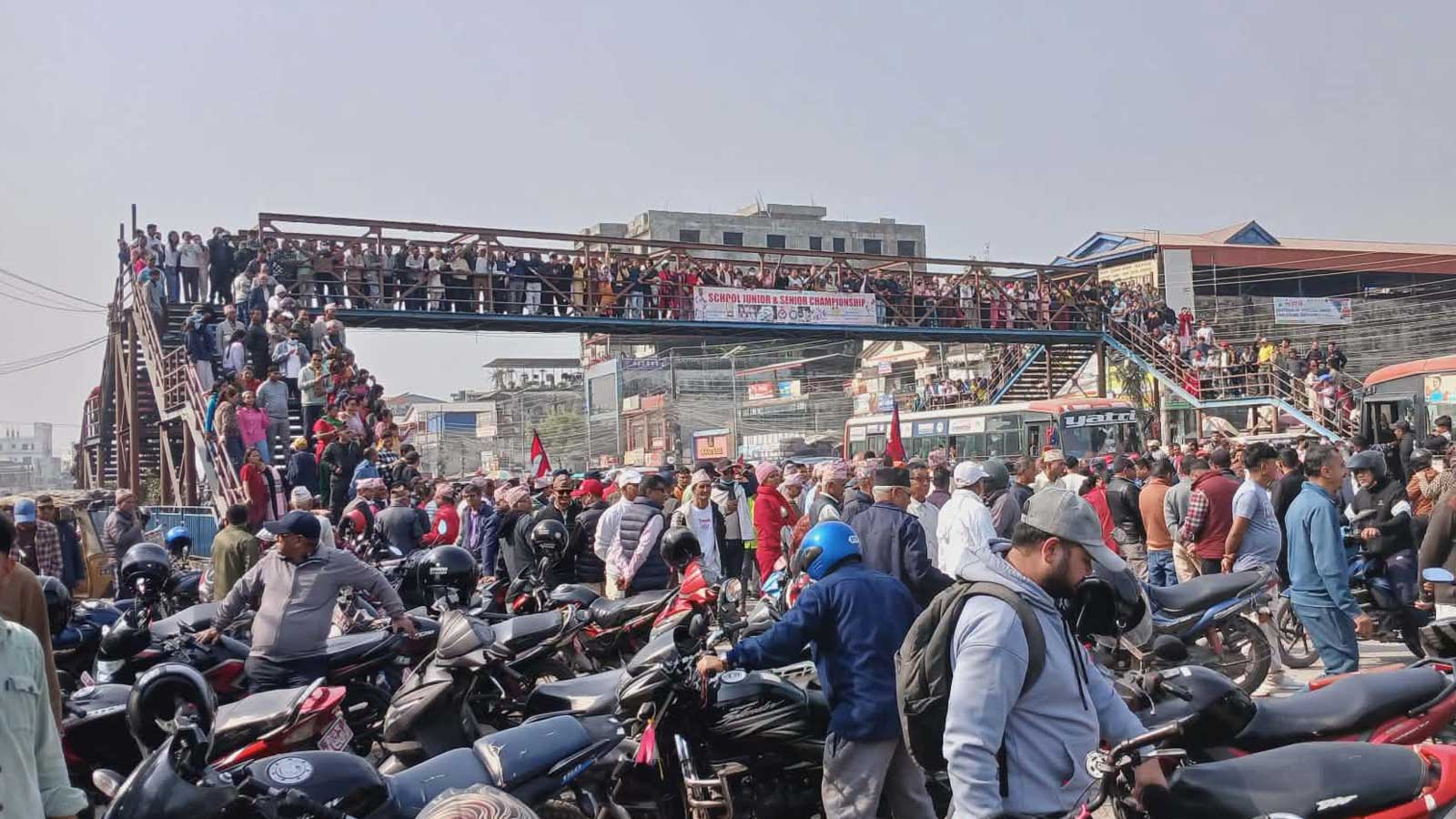 झापा–५ को चुनावी तापक्रम चुलिँदैः दमकमा रास्वपा–एमाले कार्यकर्ताबीच झडप, ओलीविरुद्ध नाराबाजीपछि तनाव