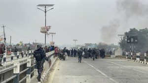 धनुषामा ऐलानी जग्गा कब्जाको विवादले सतलोक आश्रम र स्थानीयबीच झडपः प्रहरीद्वारा अश्रुग्यास प्रहार, सडक ठप्प