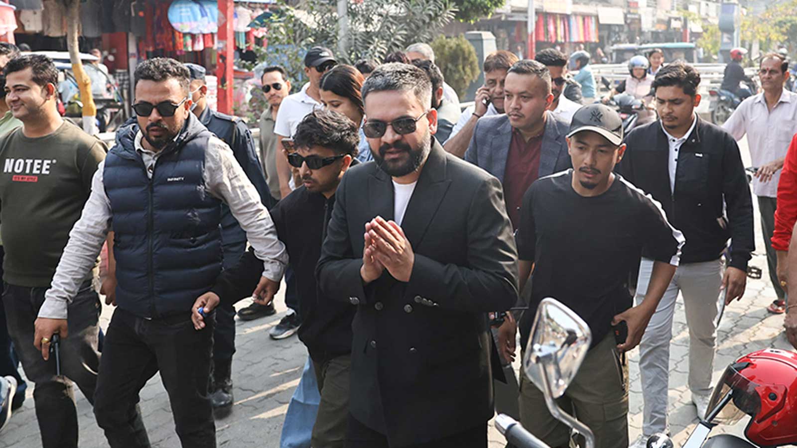 चुनावी माहौल ओलीतिर मोडिएको संकेत पाएपछि देश दौडाहा छोडेर हतारमै झापा फर्किए बालेन