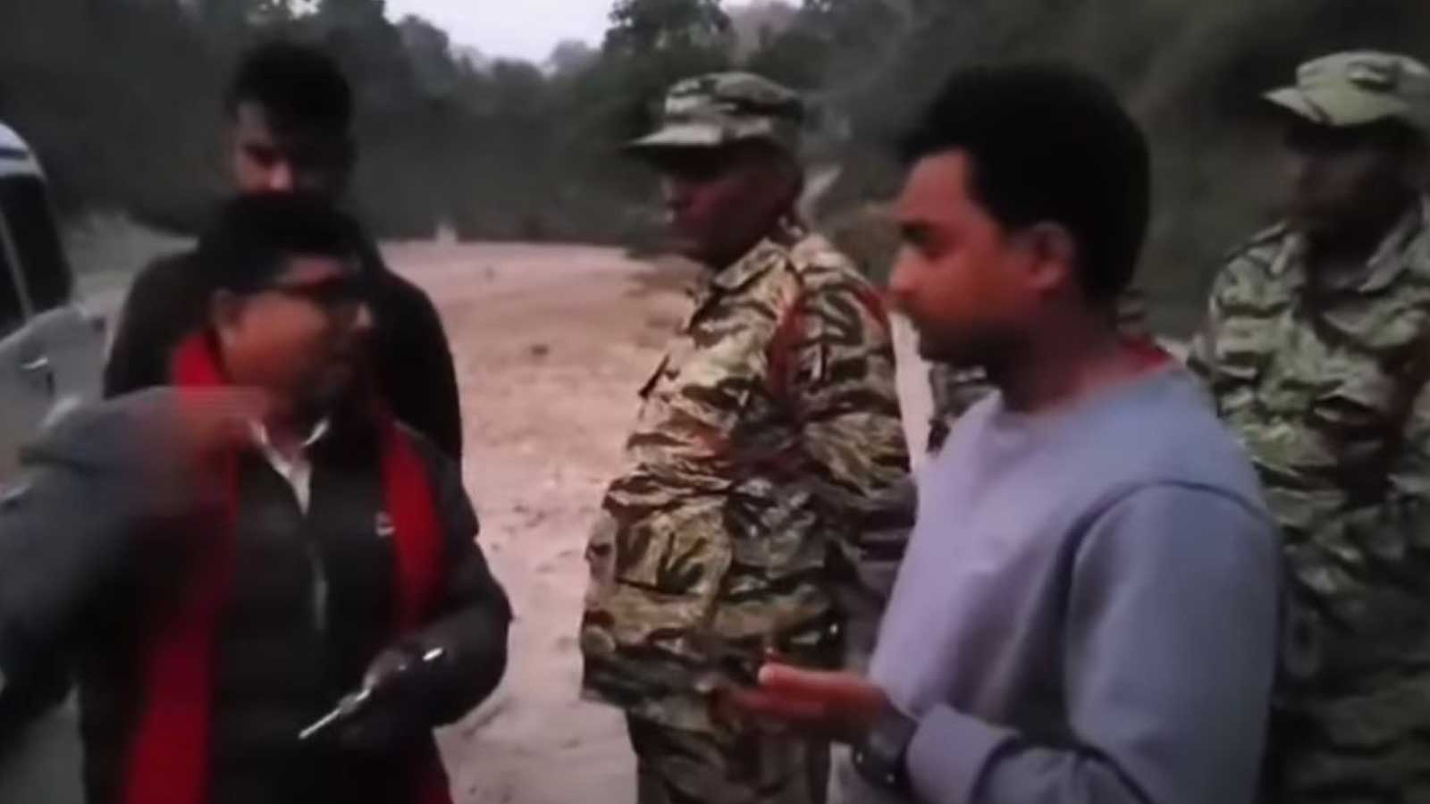 वन प्रशासनमै तस्करको राज ! काठ समात्ने अधिकृतै हाकिमसँग झगडा गर्दै ‘मात्र म किन काम गर्ने?’ भन्दै भागे