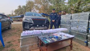 नक्कली कागजात, सरकारी छाप र नोटका बन्डल देखाएर करोडौँ ठगी योजनाः झापमा एक नेपालीसहित भारतीय गिरोह पक्राउ