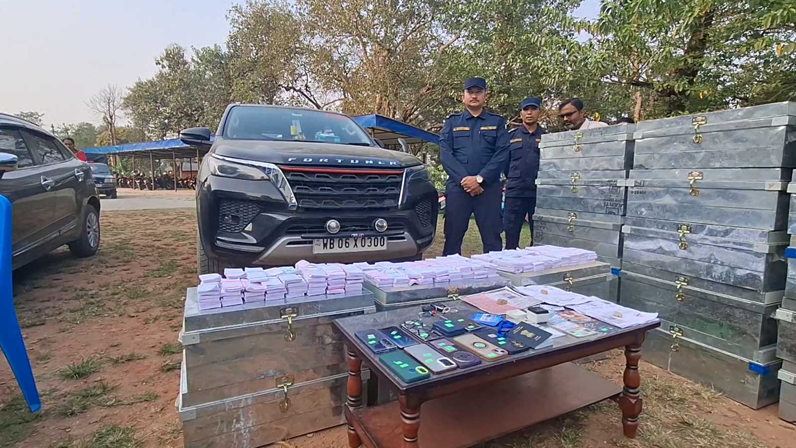 नक्कली कागजात, सरकारी छाप र नोटका बन्डल देखाएर करोडौँ ठगी योजनाः झापमा एक नेपालीसहित भारतीय गिरोह पक्राउ