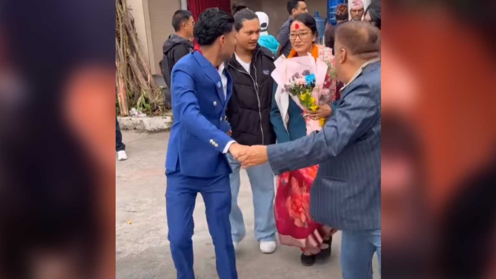 नयाँ राजनीतिको पुरानै चालाः मानव साङ्लोमा हिँड्न थालेकी बिना गुरुङको ‘चटक’ चर्चामा