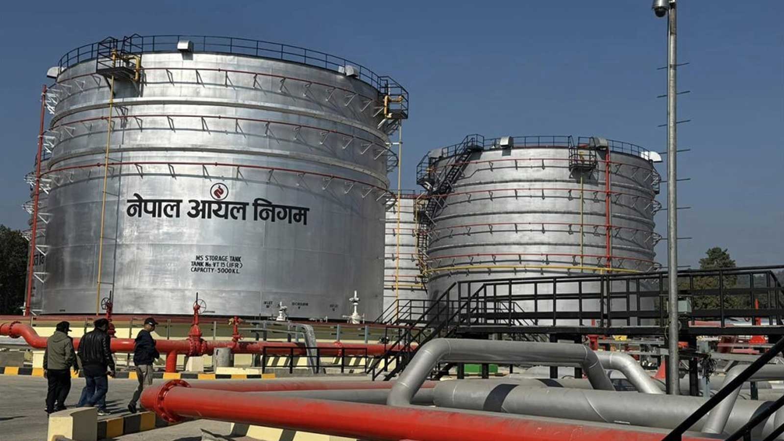 कर छुटको ढोल बजाएर इन्धनमा मूल्यवृद्धिको चोटः आशा गरिएको सरकारबाटै जनतालाई दोहोरो मार