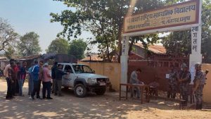 सडक निर्माणमै अवरोध, घुस माग्ने सशस्त्र प्रहरी इन्स्पेक्टर रंगेहात पक्राउ