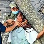 किन भाईरल भईरहेको छ दुहबीमा डोजर आतंकको भिडियो, किन घाँटी न्याकेर महिलालाई बन्धक बनाईयो ?