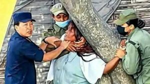 किन भाईरल भईरहेको छ दुहबीमा डोजर आतंकको भिडियो, किन घाँटी न्याकेर महिलालाई बन्धक बनाईयो ?