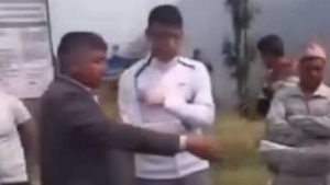 ‘गेटमा स्वागत गर्न नआएको’ भन्दै सांसद पोखरेलले हेडसरलाई सार्वजनिक रुपमै हप्काएपछि…